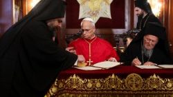 Papst Leo XIV. und Patriarch Bartholomaios unterzeichnen die gemeinsame Erklärung „Danket dem Herrn, denn er ist gut,  denn seine Huld währt ewig“