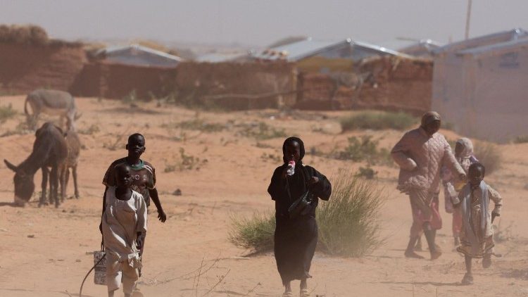 Sfollati sudanesi al confine con il Ciad