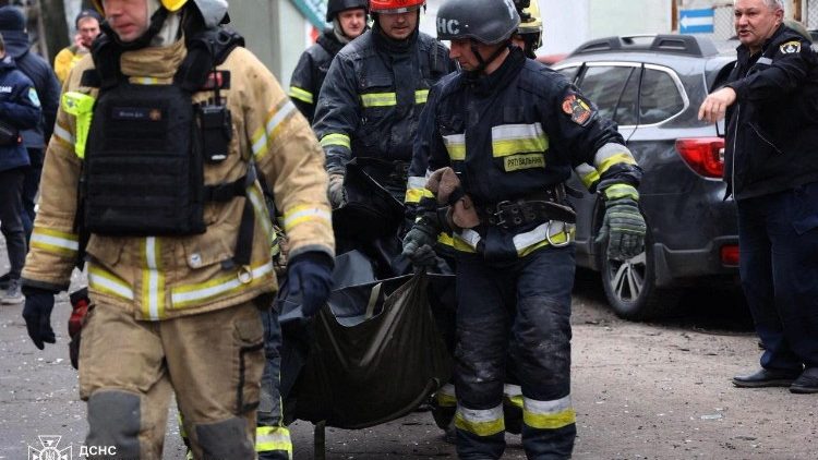 Socorristas carregam o corpo de uma pessoa morta por um ataque de míssil russo ao meio-dia, em meio ao ataque da Rússia à Ucrânia, em Dnipro, Ucrânia, em 1º de dezembro de 2025. Serviço de imprensa do Serviço Estatal de Emergência da Ucrânia na região de Dnipropetrovsk/Divulgação via REUTERS