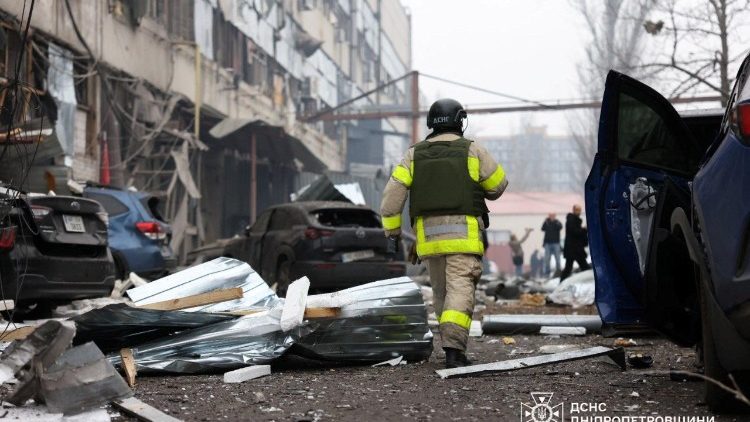 Um socorrista caminha no local de um ataque com míssil russo ao meio-dia, em meio ao ataque da Rússia à Ucrânia, em Dnipro, Ucrânia, em 1º de dezembro de 2025. Serviço de imprensa do Serviço Estatal de Emergência da Ucrânia na região de Dnipropetrovsk/Divulgação via REUTERS