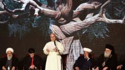 Papa Lav XIV. u šatoru na Trgu mučenika u Bejrutu, tijekom ekumenskoga i međureligijskoga susreta