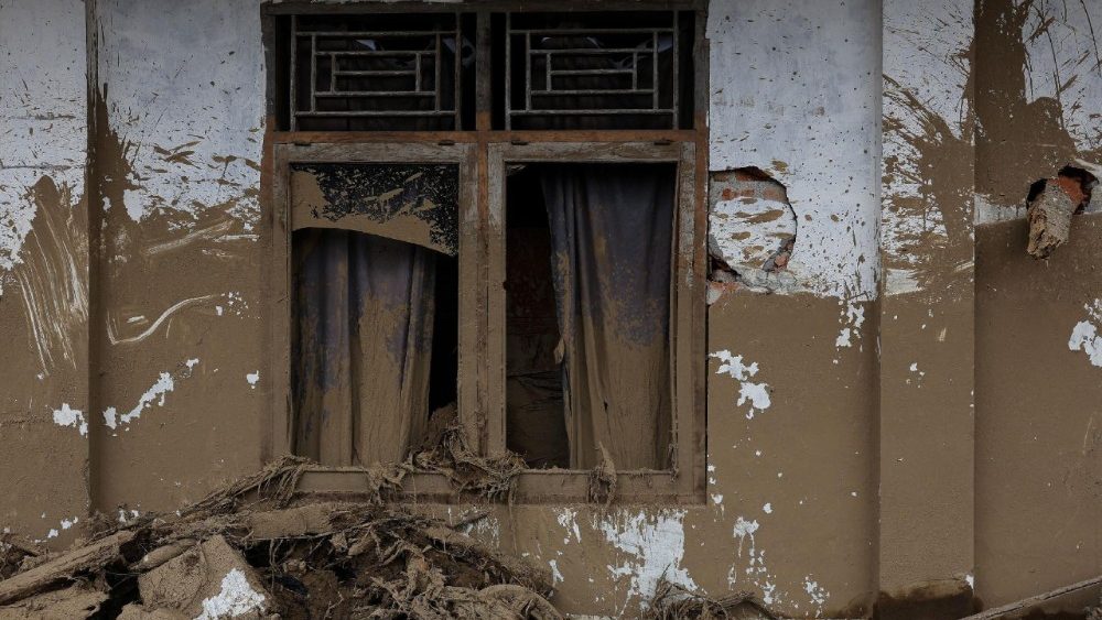 Uma janela e uma parede danificadas estão cobertas de lama em uma área atingida por enchentes repentinas mortais após fortes chuvas em Palembayan, distrito de Agam, província de Sumatra Ocidental, Indonésia, 2 de dezembro de 2025. REUTERS/Willy Kurniawan