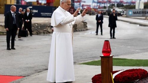 In silenzio e con le braccia aperte, la preghiera del Papa al porto di Beirut