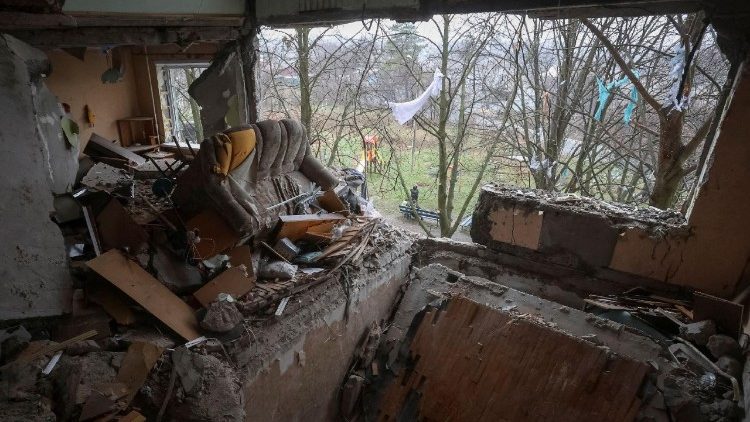 Um apartamento em um prédio residencial danificado por um ataque de drone russo, ocorrido no final da noite de segunda-feira, em meio ao ataque da Rússia à Ucrânia, na cidade de Kramatorsk, região de Donetsk, Ucrânia, 2 de dezembro de 2025. REUTERS/Anatolii Stepanov