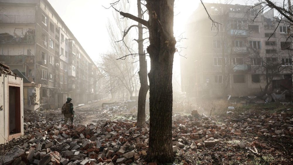 Militar ucraniano caminha em rua com destroços de prédios atingidos por ataques russos em Kostiantynivka, região de Donetsk. (Foto: Oleg Petrasiuk/Press Service of the 24th King Danylo Separate Mechanized Brigate of the Ukrainian Armed Forces/via REUTERS)