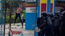 Students in Senegal clash with security forces over financial aid in Dakar