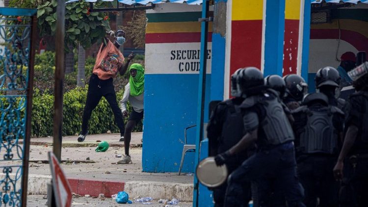 Students in Senegal clash with security forces over financial aid in Dakar