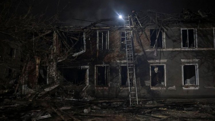 Equipes de resgate trabalham no local de pr&eacute;dios residenciais atingidos por um ataque a&eacute;reo russo, em meio ao ataque da R&uacute;ssia &agrave; Ucr&acirc;nia, em Sloviansk, Ucr&acirc;nia, em 3 de dezembro de 2025. REUTERS/Anatolii Stepanov