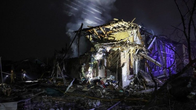 Equipes de resgate trabalham no local de pr&eacute;dios residenciais atingidos por um ataque a&eacute;reo russo, em meio ao ataque da R&uacute;ssia &agrave; Ucr&acirc;nia, em Sloviansk, Ucr&acirc;nia, em 3 de dezembro de 2025. REUTERS/Anatolii Stepanov