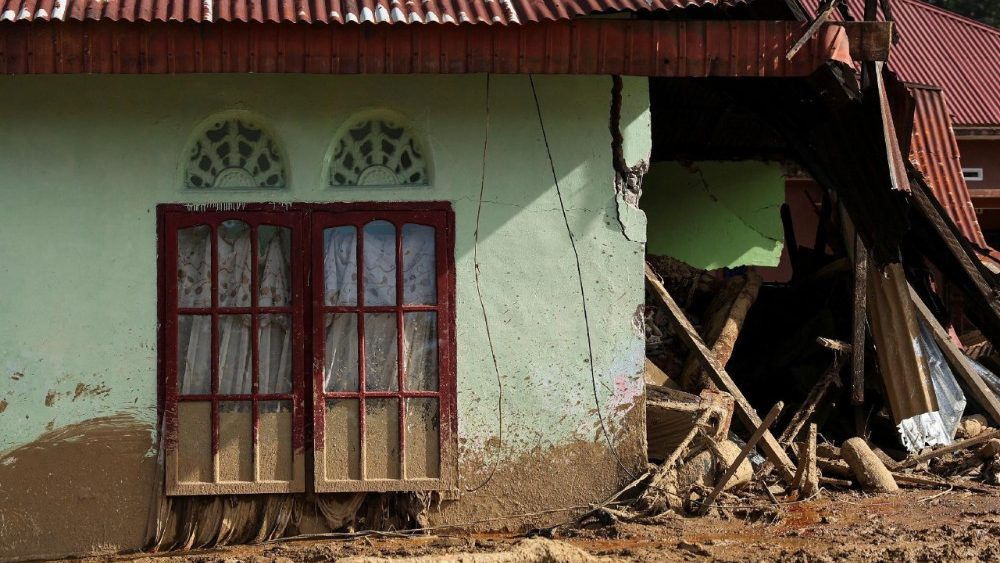 Uma janela de uma casa gravemente danificada está coberta de lama em uma área afetada por uma enchente repentina e mortal após fortes chuvas em Palembayan, distrito de Agam, província de Sumatra Ocidental, Indonésia, 4 de dezembro de 2025. REUTERS/Willy Kurniawan