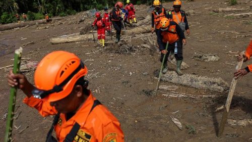 Asien: Nach Flutkatastrophe mehr als  1.500 Todesopfer
