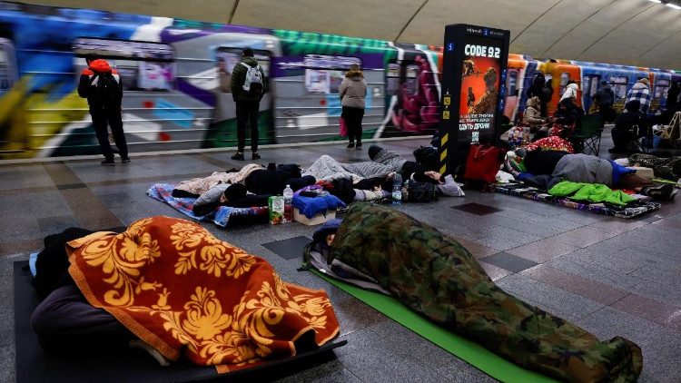 Pessoas se abrigam dentro de uma esta&ccedil;&atilde;o de metr&ocirc; durante um ataque noturno com m&iacute;sseis e drones russos, em meio ao ataque da R&uacute;ssia &agrave; Ucr&acirc;nia, em Kiev, Ucr&acirc;nia, em 6 de dezembro de 2025. REUTERS/Alina Smutko