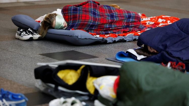 Pessoas se abrigam dentro de uma esta&ccedil;&atilde;o de metr&ocirc; durante um ataque noturno com m&iacute;sseis e drones russos, em meio ao ataque da R&uacute;ssia &agrave; Ucr&acirc;nia, em Kiev, Ucr&acirc;nia, em 6 de dezembro de 2025. REUTERS/Alina Smutko