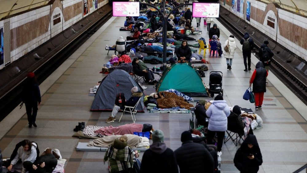 Pessoas se abrigam dentro de uma estação de metrô durante um ataque noturno com mísseis e drones russos, em meio ao ataque da Rússia à Ucrânia, em Kiev, Ucrânia, em 6 de dezembro de 2025. REUTERS/Alina Smutko