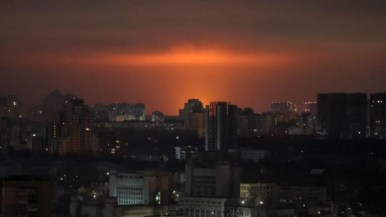 Gli attacchi russi nella notte su Kyiv