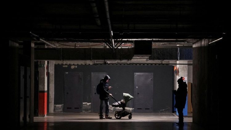 Pessoas se abrigam em um estacionamento subterr&acirc;neo durante ataques de drones e m&iacute;sseis russos, em meio ao ataque da R&uacute;ssia &agrave; Ucr&acirc;nia, em Lviv, Ucr&acirc;nia, em 6 de dezembro de 2025. REUTERS/Roman Baluk