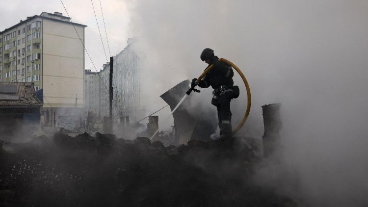 Um socorrista trabalha no local de um armaz&eacute;m atingido durante uma noite de ataques com m&iacute;sseis e drones russos, em meio ao ataque da R&uacute;ssia &agrave; Ucr&acirc;nia, em Novi Petrivtsi, nos arredores de Kiev, Ucr&acirc;nia, 6 de dezembro de 2025. REUTERS/Thomas Peter