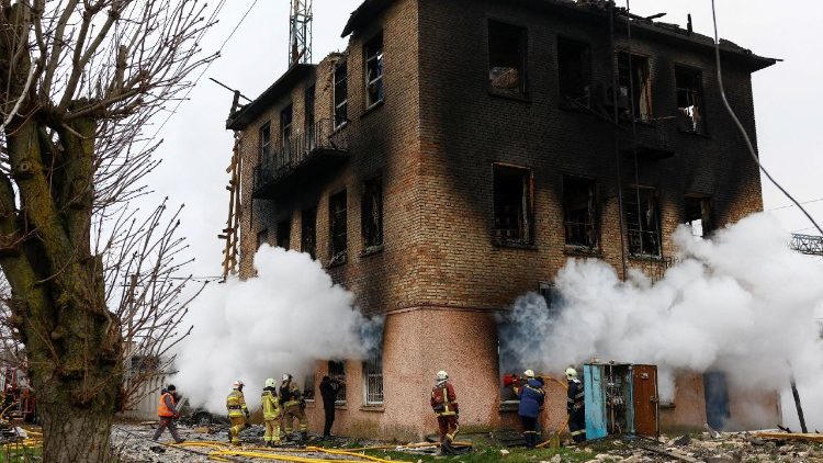 Bombeiros trabalham no local de um pr&eacute;dio danificado durante ataques noturnos com m&iacute;sseis e drones russos a um complexo de uma esta&ccedil;&atilde;o ferrovi&aacute;ria na cidade de Fastiv, em meio ao ataque da R&uacute;ssia &agrave; Ucr&acirc;nia, na regi&atilde;o de Kiev, Ucr&acirc;nia, em 6 de dezembro de 2025. REUTERS/Valentyn Ogirenko