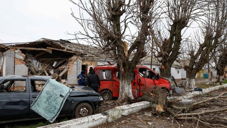 Um socorrista conversa com um morador ao lado de carros e um pr&eacute;dio danificados durante ataques noturnos com m&iacute;sseis e drones russos a um complexo de esta&ccedil;&otilde;es ferrovi&aacute;rias na cidade de Fastiv, em meio ao ataque da R&uacute;ssia &agrave; Ucr&acirc;nia, na regi&atilde;o de Kiev, Ucr&acirc;nia, em 6 de dezembro de 2025. REUTERS/Valentyn Ogirenko