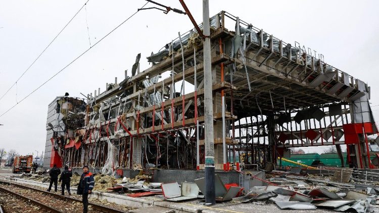 Um funcion&aacute;rio ferrovi&aacute;rio observa ao lado de um pr&eacute;dio da esta&ccedil;&atilde;o ferrovi&aacute;ria atingido durante ataques noturnos com m&iacute;sseis e drones russos na cidade de Fastiv, em meio ao ataque da R&uacute;ssia &agrave; Ucr&acirc;nia, na regi&atilde;o de Kiev, Ucr&acirc;nia, em 6 de dezembro de 2025. REUTERS/Valentyn Ogirenko