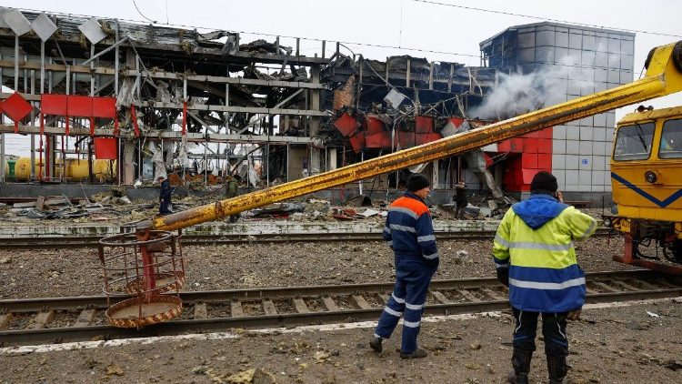 Funcion&aacute;rios da ferrovia est&atilde;o ao lado de um pr&eacute;dio da esta&ccedil;&atilde;o ferrovi&aacute;ria atingido durante ataques noturnos com m&iacute;sseis e drones russos na cidade de Fastiv, em meio ao ataque da R&uacute;ssia &agrave; Ucr&acirc;nia, na regi&atilde;o de Kiev, Ucr&acirc;nia, em 6 de dezembro de 2025. REUTERS/Valentyn Ogirenko