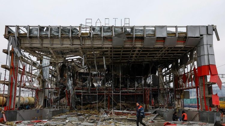 Um funcion&aacute;rio ferrovi&aacute;rio caminha em frente a um pr&eacute;dio da esta&ccedil;&atilde;o ferrovi&aacute;ria atingido durante ataques noturnos com m&iacute;sseis e drones russos na cidade de Fastiv, em meio ao ataque da R&uacute;ssia &agrave; Ucr&acirc;nia, na regi&atilde;o de Kiev, Ucr&acirc;nia, em 6 de dezembro de 2025. REUTERS/Valentyn Ogirenko