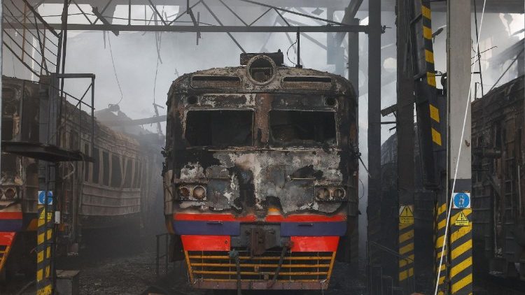 Um trem el&eacute;trico incendiado permanece dentro de um dep&oacute;sito atingido durante ataques noturnos com m&iacute;sseis e drones russos, em meio &agrave; ofensiva da R&uacute;ssia contra a Ucr&acirc;nia, na regi&atilde;o de Kiev, Ucr&acirc;nia, em 6 de dezembro de 2025. REUTERS/Valentyn Ogirenko