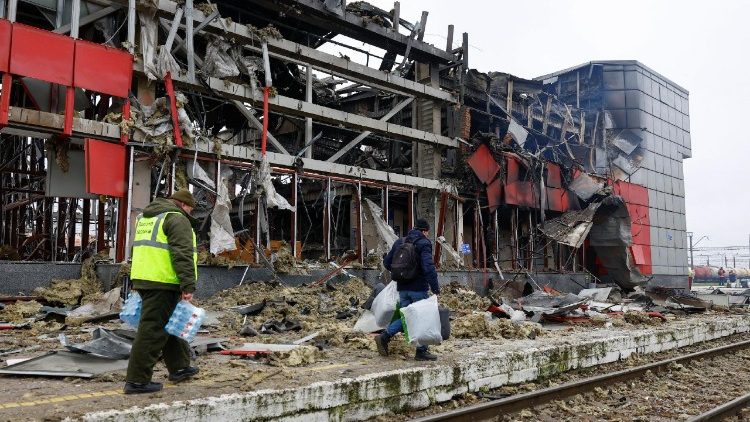 Funcion&aacute;rios ferrovi&aacute;rios carregam itens ao lado de uma esta&ccedil;&atilde;o ferrovi&aacute;ria atingida durante ataques noturnos com m&iacute;sseis e drones russos na cidade de Fastiv, em meio ao ataque da R&uacute;ssia &agrave; Ucr&acirc;nia, na regi&atilde;o de Kiev, Ucr&acirc;nia, em 6 de dezembro de 2025. REUTERS/Valentyn Ogirenko