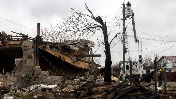 Um funcion&aacute;rio da empresa de energia DTEK conserta fios el&eacute;tricos do lado de fora de uma casa danificada durante uma noite de ataques com m&iacute;sseis e drones russos, em meio ao ataque da R&uacute;ssia &agrave; Ucr&acirc;nia, em Novi Petrivtsi, nos arredores de Kiev, Ucr&acirc;nia, 6 de dezembro de 2025. REUTERS/Thomas Peter