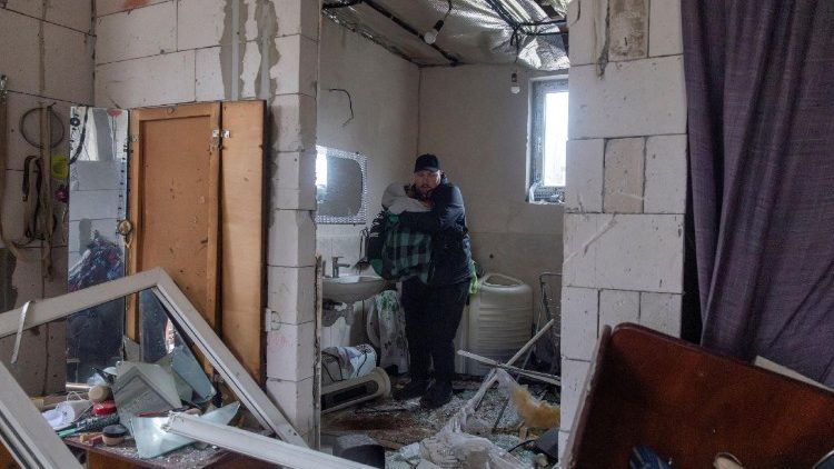 Ruslan Malashok carrega um cachorro ferido da casa de sua m&atilde;e, danificada durante uma noite de ataques com m&iacute;sseis e drones russos, em meio ao ataque da R&uacute;ssia &agrave; Ucr&acirc;nia, em Novi Petrivtsi, nos arredores de Kiev, Ucr&acirc;nia, 6 de dezembro de 2025. REUTERS/Thomas Peter