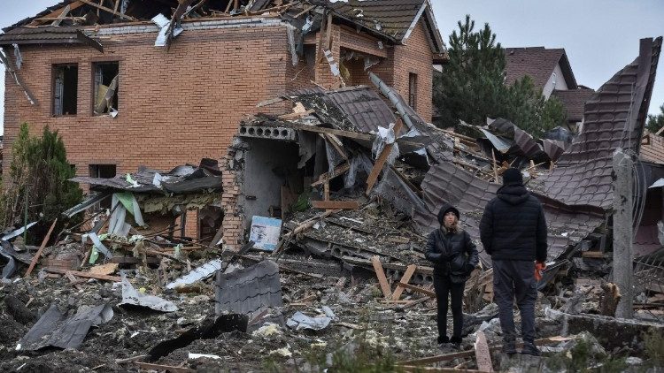 Pessoas observam um pr&eacute;dio atingido durante o ataque com m&iacute;sseis e drones russos, em meio &agrave; ofensiva da R&uacute;ssia contra a Ucr&acirc;nia, na cidade de Slobozhanske, regi&atilde;o de Dnipro, Ucr&acirc;nia, em 6 de dezembro de 2025. REUTERS/Mykola Synelnykov