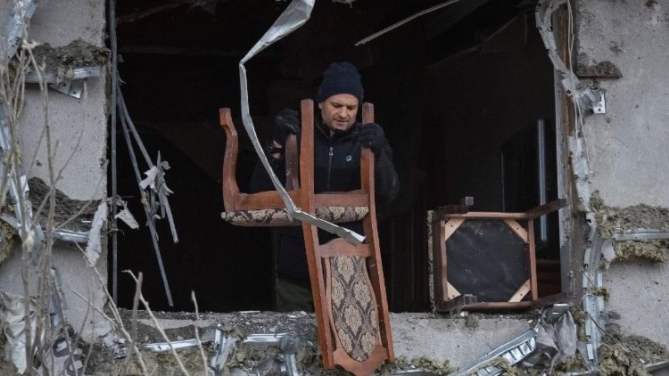 Um morador recolhe cadeiras de um pr&eacute;dio atingido durante o ataque com m&iacute;sseis e drones russos, em meio &agrave; ofensiva da R&uacute;ssia contra a Ucr&acirc;nia, na cidade de Slobozhanske, regi&atilde;o de Dnipro, Ucr&acirc;nia, em 6 de dezembro de 2025. REUTERS/Mykola Synelnykov