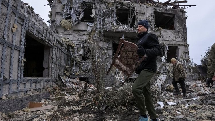 Um morador carrega uma cadeira recolhida de um pr&eacute;dio atingido durante o ataque russo com m&iacute;sseis e drones, em meio &agrave; ofensiva da R&uacute;ssia contra a Ucr&acirc;nia, na cidade de Slobozhanske, regi&atilde;o de Dnipro, Ucr&acirc;nia, em 6 de dezembro de 2025. REUTERS/Mykola Synelnykov