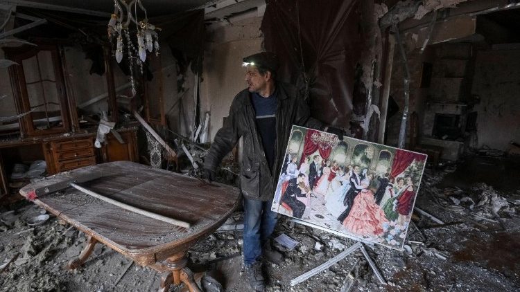 Um morador recolhe pertences em um pr&eacute;dio atingido por um ataque com m&iacute;sseis e drones russos, em meio &agrave; ofensiva da R&uacute;ssia contra a Ucr&acirc;nia, na cidade de Slobozhanske, regi&atilde;o de Dnipro, Ucr&acirc;nia, em 6 de dezembro de 2025. REUTERS/Mykola Synelnykov