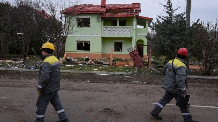 Funcion&aacute;rios de uma empresa de energia el&eacute;trica caminham perto de um pr&eacute;dio danificado durante o ataque russo com m&iacute;sseis e drones, em meio &agrave; ofensiva da R&uacute;ssia contra a Ucr&acirc;nia, na cidade de Slobozhanske, regi&atilde;o de Dnipro, Ucr&acirc;nia, em 6 de dezembro de 2025. REUTERS/Mykola Synelnykov