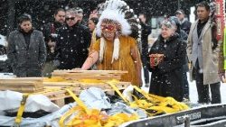 Артэфакты карэнных народаў, вернутыя Святым Пасадам, прыбылі ў міжнародны аэрапорт Манрэаля імя П'ера Эліёта Трудо