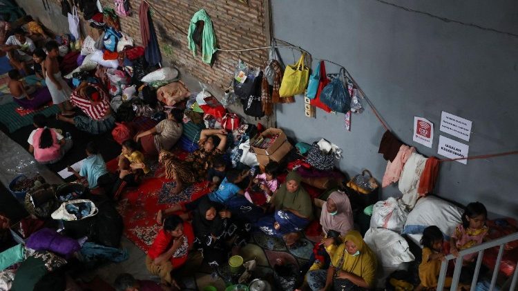 காலநிலை பேரழிவுகளால் பாதிக்கப்பட்ட மக்கள் 