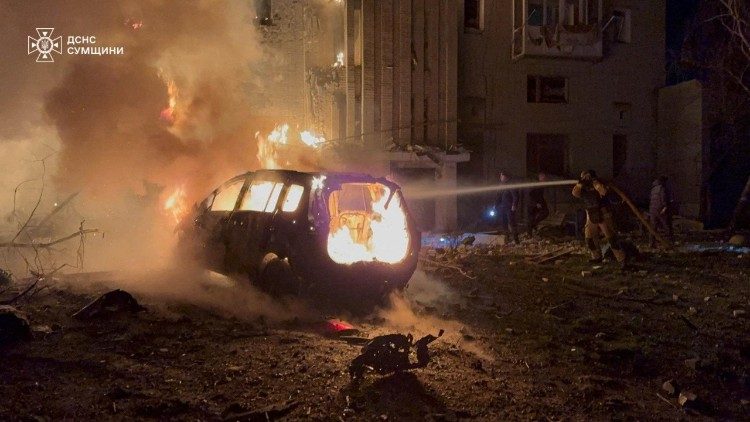 Bombeiros trabalham no local do pr&eacute;dio de apartamentos atingido por um ataque de drone russo, em meio ao ataque da R&uacute;ssia &agrave; Ucr&acirc;nia, na cidade de Okhtyrka, regi&atilde;o de Sumy, Ucr&acirc;nia, nesta imagem divulgada em 8 de dezembro de 2025. Press service of the State Emergency Service of Ukraine in Sumy region/Handout via REUTERS 