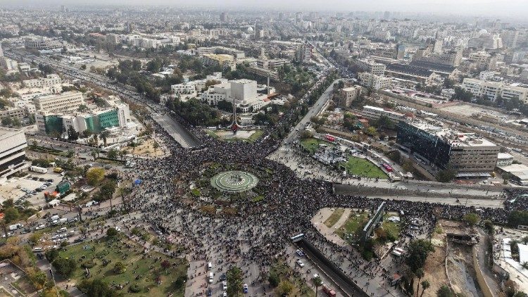 Multidão se reúne em Damasco para desfile militar que marcou o primeiro aniversário da queda de Bashar al-Assad