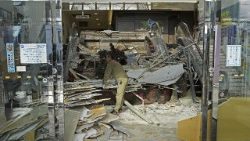 Um trabalhador realiza a limpeza dentro de um estabelecimento comercial em Hachinohe, na província de Aomori, nordeste do Japão, em 9 de dezembro de 2025, após um forte terremoto na noite anterior, nesta foto tirada pela Kyodo. Crédito obrigatório: Kyodo/via REUTERS