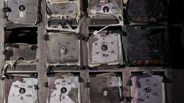 Man&ocirc;metros destru&iacute;dos em uma usina termel&eacute;trica danificada por um recente ataque russo com m&iacute;sseis e drones, em meio ao ataque da R&uacute;ssia &agrave; Ucr&acirc;nia, em um local n&atilde;o divulgado da Ucr&acirc;nia, em 10 de dezembro de 2025. REUTERS/Roman Baluk