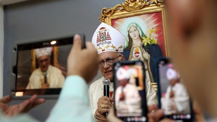 काराकस में मिस्सा के दौरान कार्डिनल पोरेस उपदेश देते हैं