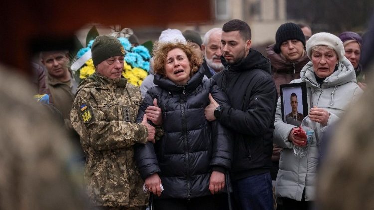 Trauer in Lwiw bei einer Beerdigung eines gefallenen Soldaten
