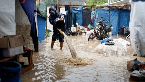 Des Palestiniens déplacés, dans un campement de tentes à Nuseirat, le 12 décembre 2025.