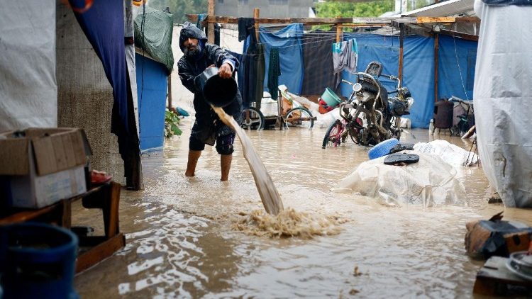Des Palestiniens déplacés, dans un campement de tentes à Nuseirat, le 12 décembre 2025.