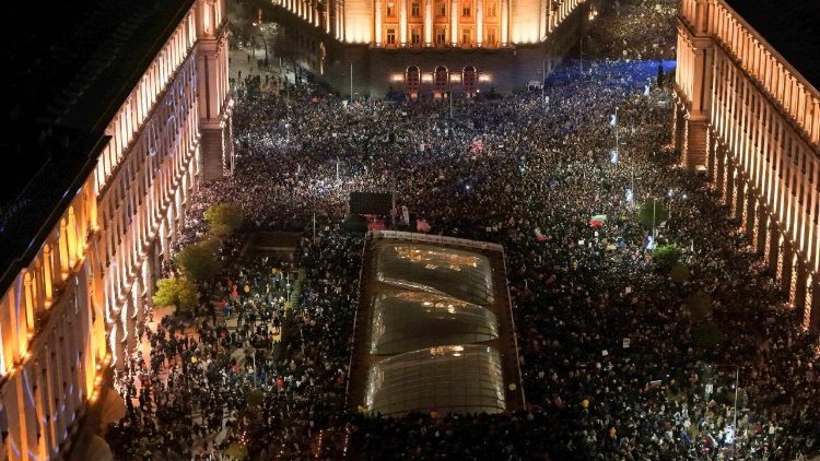Folla oceanica a Sofia in Bulgaria per le proteste contro la corruzione