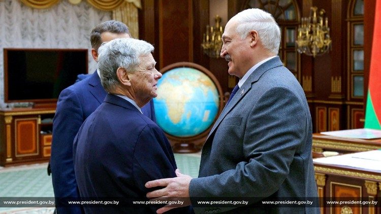 Il presidente bielorusso Alexander Lukashenko incontra l'inviato speciale americano per la Bielorussia John Coale 
