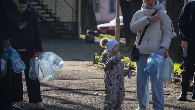 Moradores fazem fila para encher garrafas com &aacute;gua pot&aacute;vel ap&oacute;s infraestruturas civis cr&iacute;ticas terem sido atingidas por m&iacute;sseis e drones russos, em meio ao ataque da R&uacute;ssia &agrave; Ucr&acirc;nia, em Odessa, Ucr&acirc;nia, em 13 de dezembro de 2025. REUTERS/Nina Liashonok