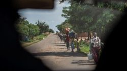 Pessoas congolesas deslocadas durante novos confrontos entre AFC/M23 e FARDC voltam para suas casas a pé, vindas de Sange, em Luvungi, em 13 de dezembro de 2025