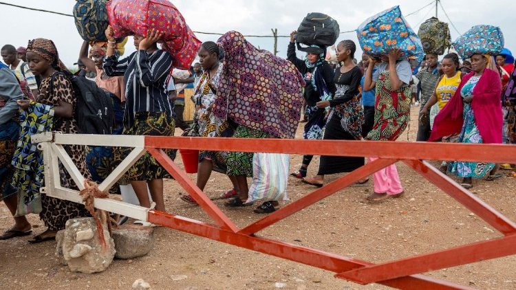 Des ressortissants étrangers, bloqués lors des affrontements entre l’AFC-M23, qui a pris le contrôle d’Uvira, et les FARDC, se préparent à traverser la frontière en direction du Burundi.